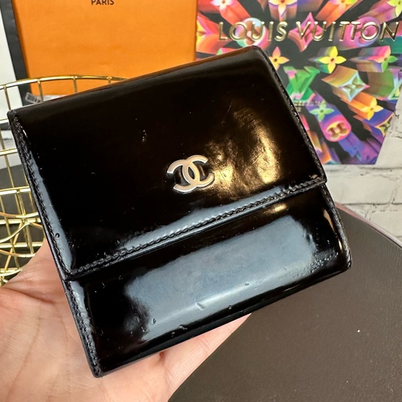 Chanel black patent leather bifold wallet - Picture 2 of 16